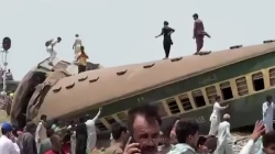 Treni del nga shinat, të paktën 25 të vdekur në Pakistan