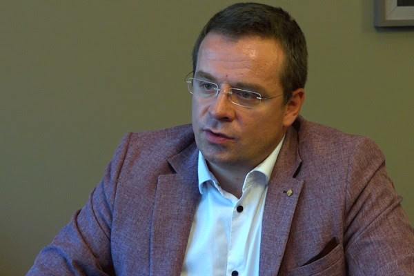 Stojkoviq: Vuçiqi po krijon tensione në Kosovë për ta ruajtur pushtetin