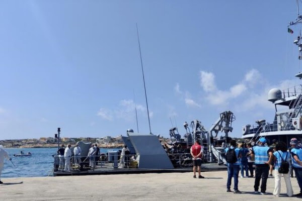 Rreth 30 të zhdukur pasi dy anije u përmbytën në Lampedusa