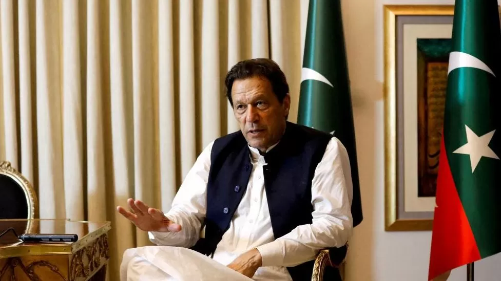 Ish-kryeministrit të Pakistanit i ndalohet përfshirja në politikë për pesë vjet