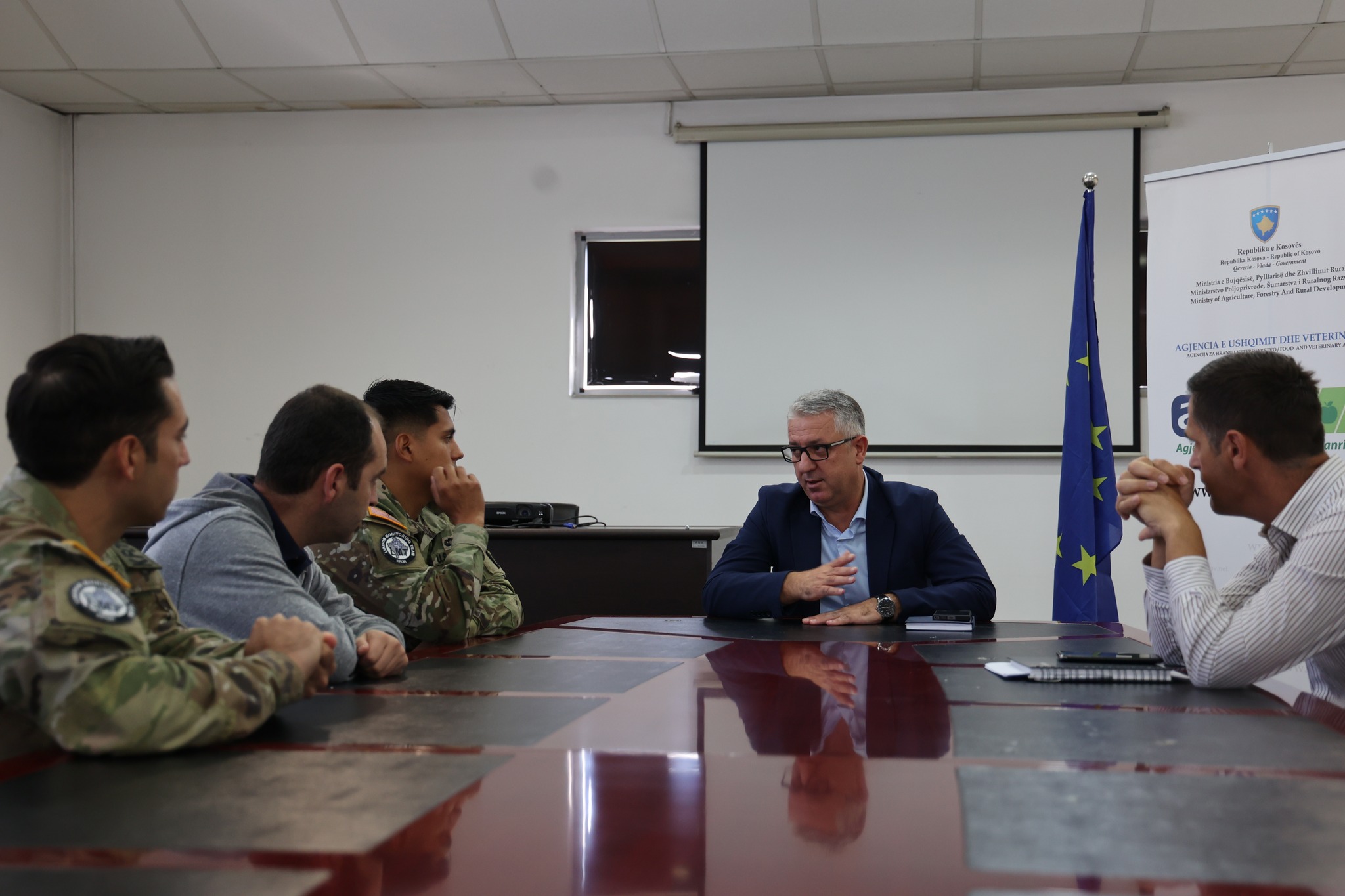 AUV-i me KFOR-in diskutojnë për gjendjen me derrat në Kllokot: Zhvarrosja paraqet rrezik