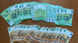 Gjakovari gjen 8,000 euro, i dorëzon në Polici