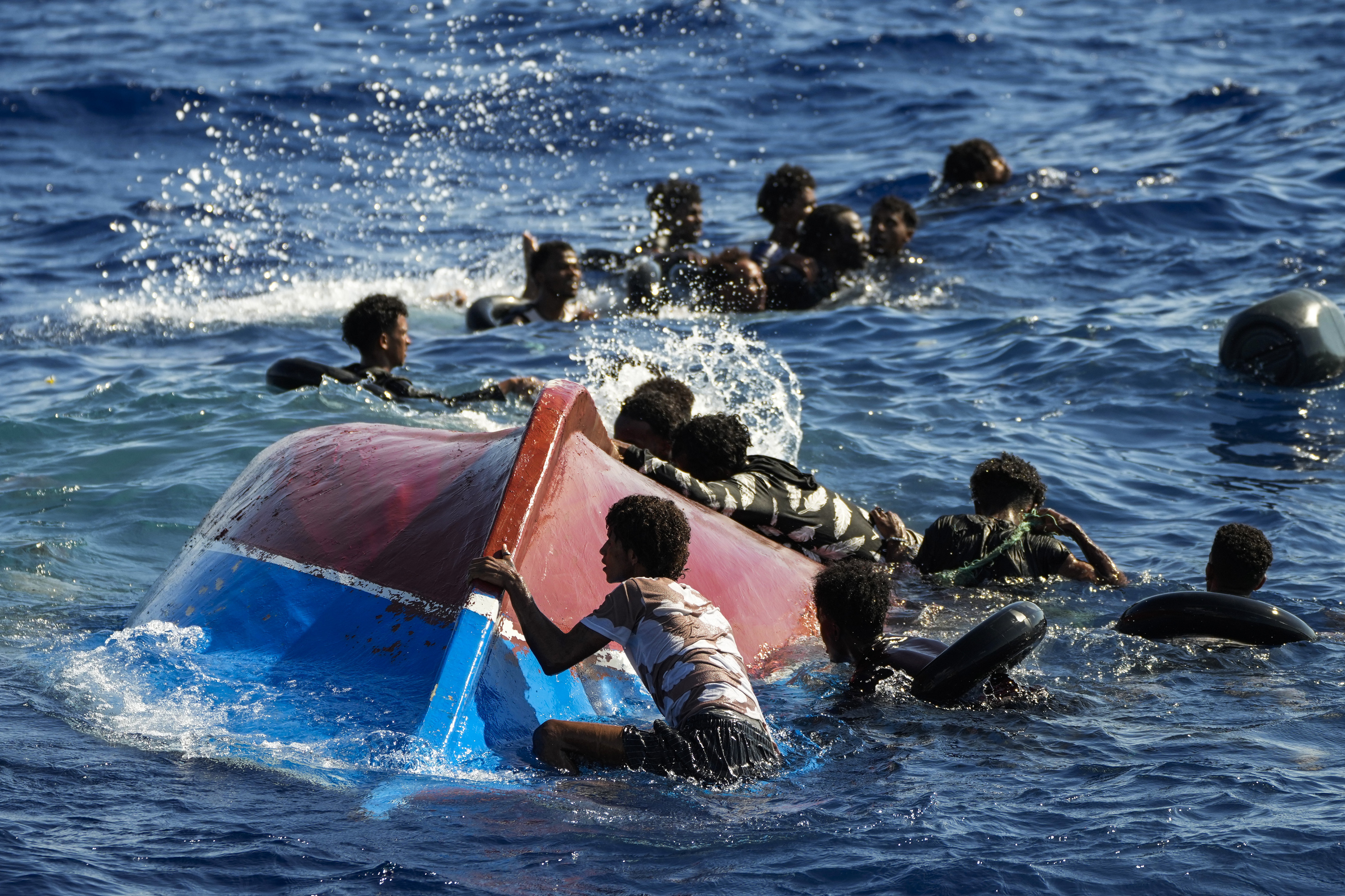 41 migrantë humbën jetën pas fundosjes së një anije në afërsi të bregdetit italian