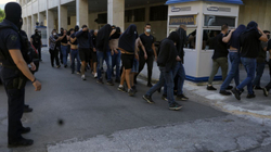 Rreth 100 tifozë kroatë përballen me akuza për vrasje në Greqi