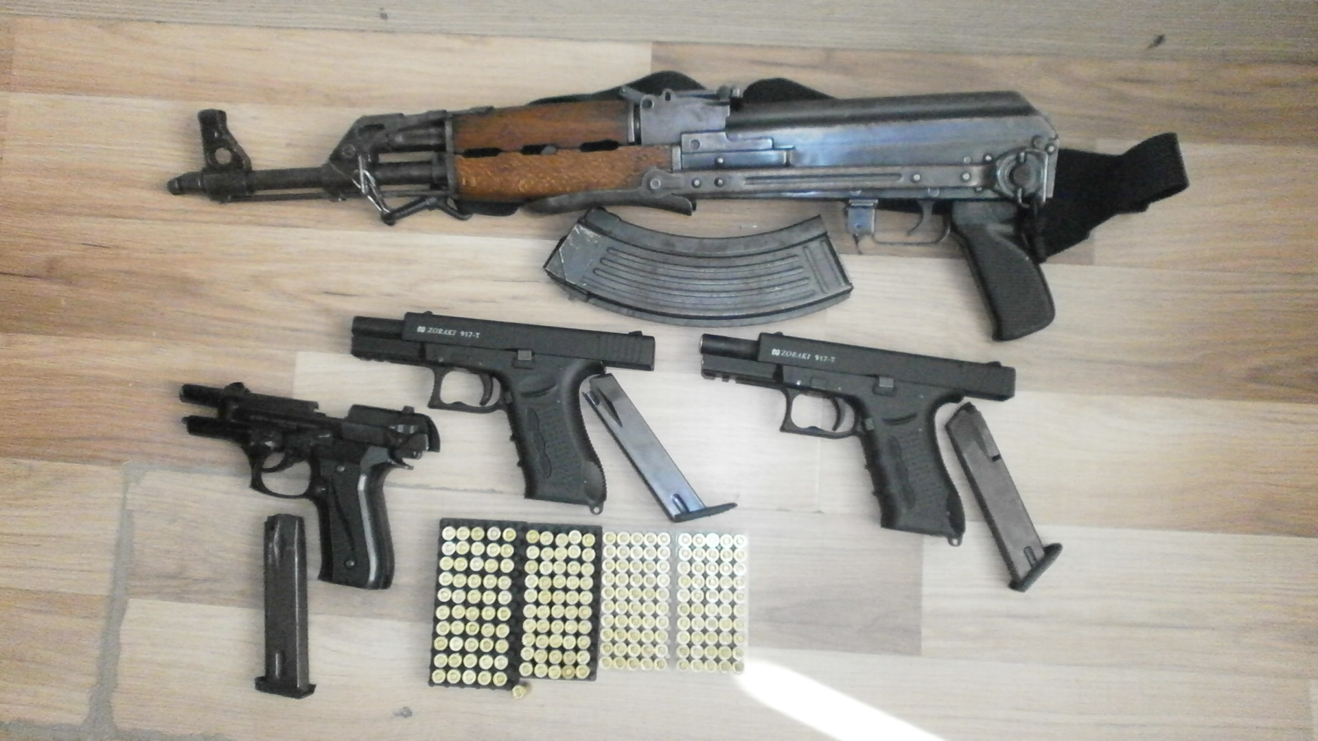 Arrestohet se gjuajti në aheng - Policia në shtëpi ia gjen tri revole, një kallashnikov e 201 fishekë