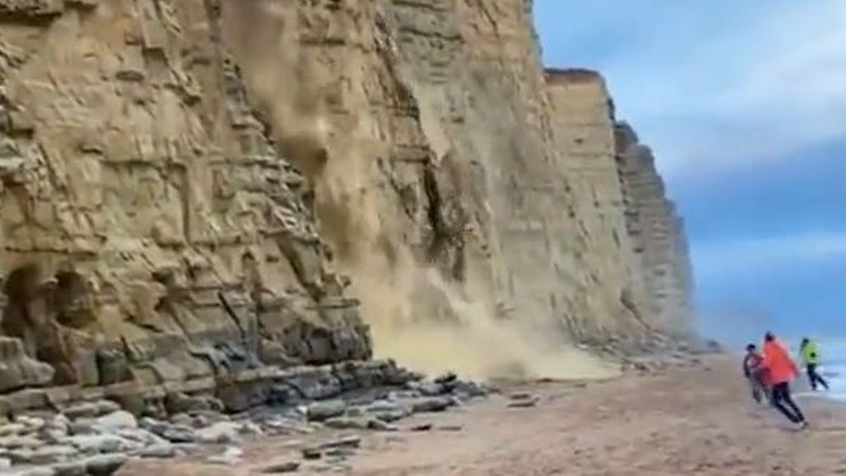 Momenti kur një shkëmb shembet afër njerëzve që po bënin plazh