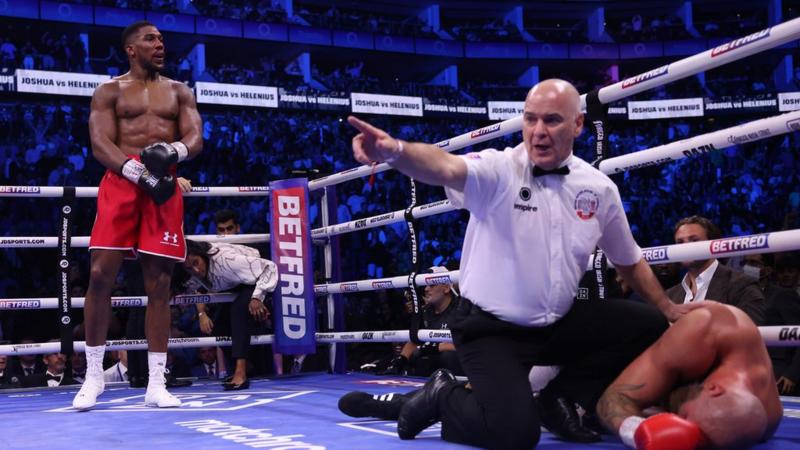 Boks, Joshua triumfon me nokaut të frikshëm ndaj Heleniusit