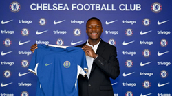 Zyrtare: Chelsea prezanton Moises Caicedon