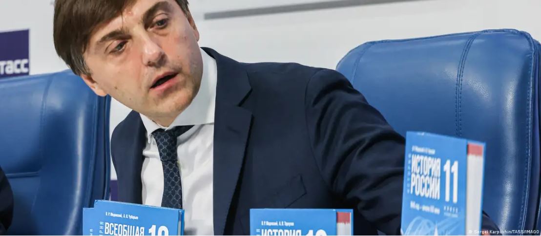 Rusia me libër shkollor, mësime edhe për luftën në Ukrainë