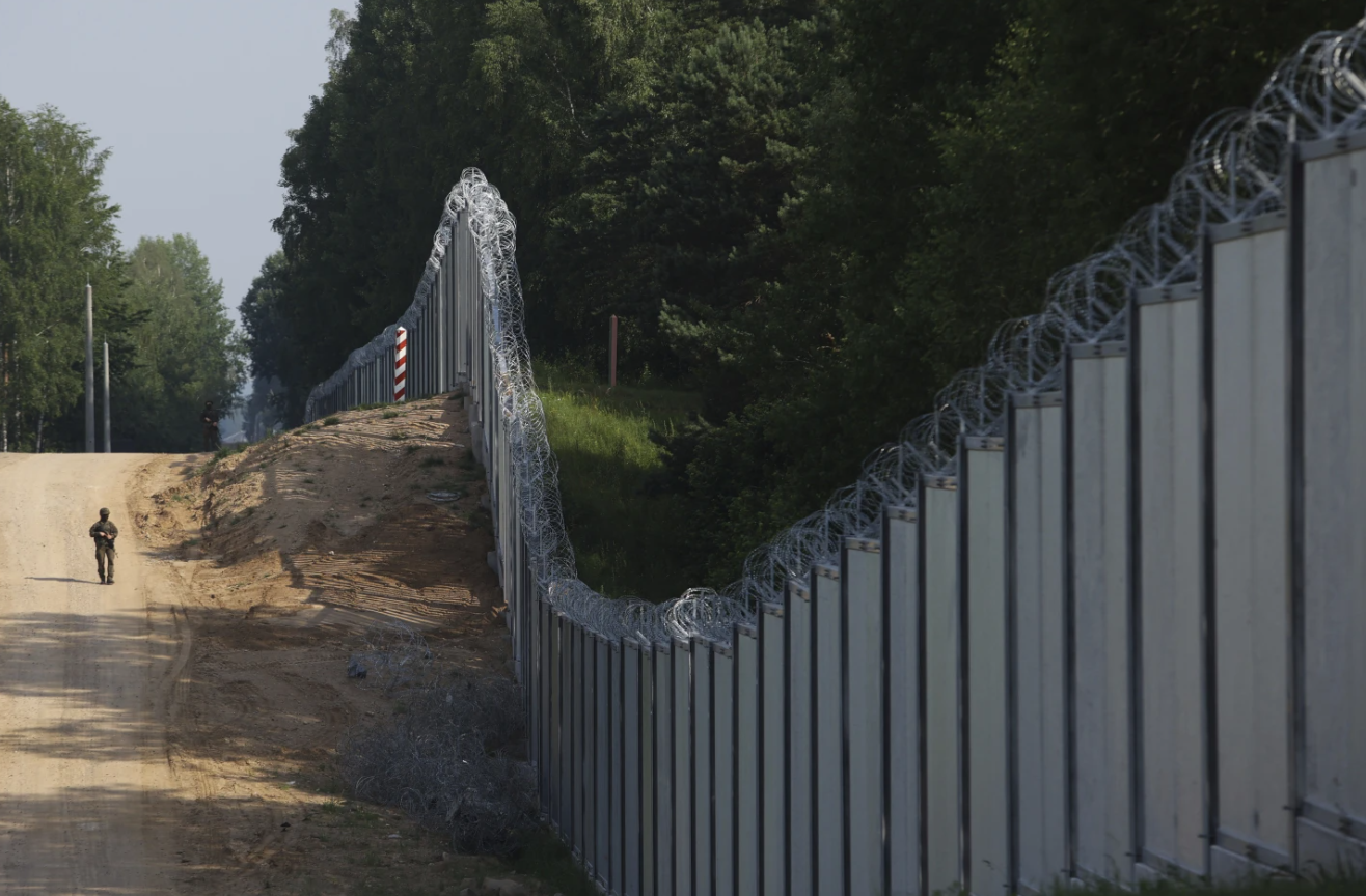 Përse janë rritur tensionet përgjatë kufirit lindor të NATO-s me Bjellorusinë?