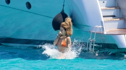 Rita Ora po bën pushimet në Ibiza, mahnit me linjat trupore