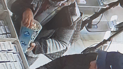 Policia shpall në kërkim një burrë dhe një grua, dyshohet se vodhën dy telefona