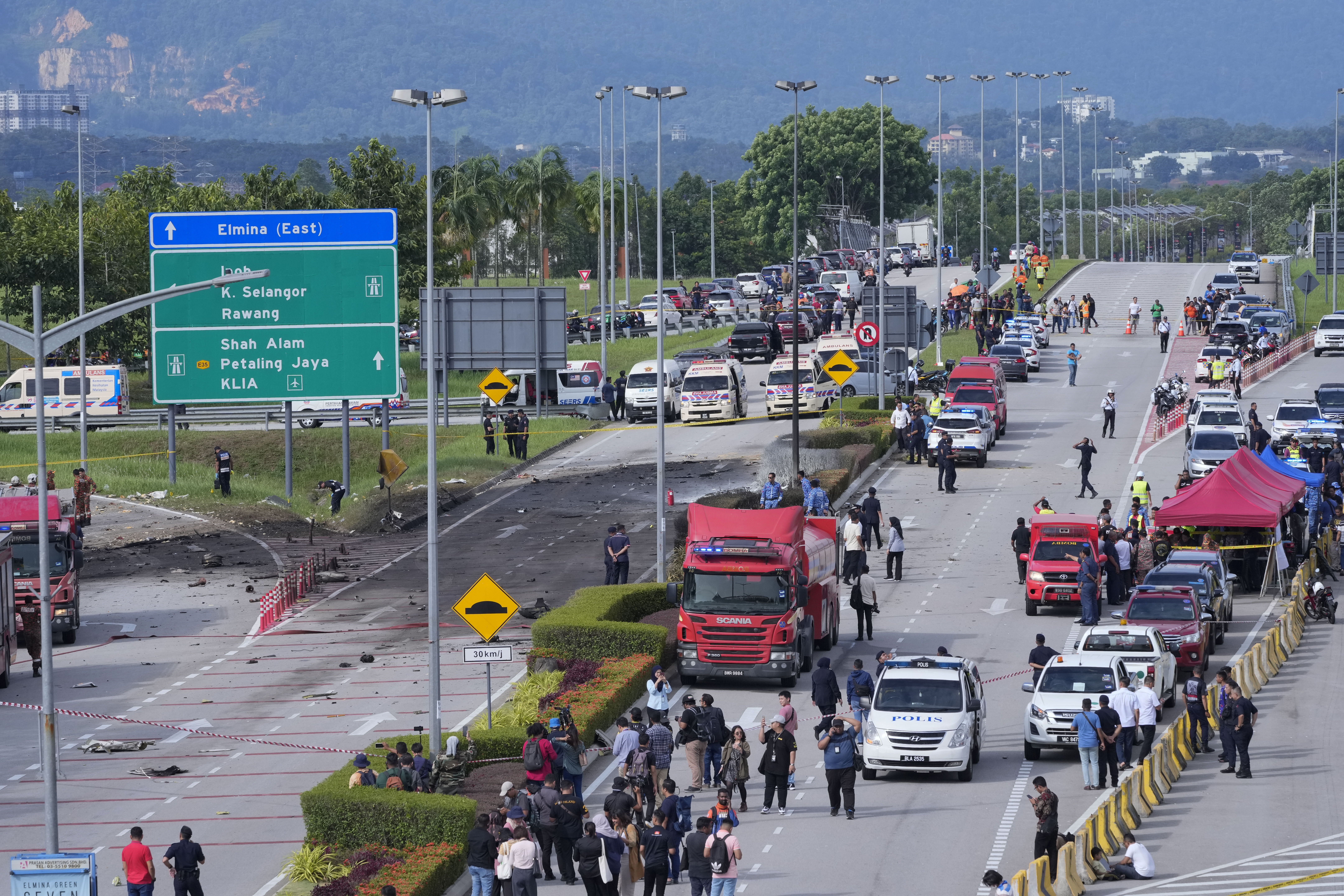 Malajzi, të paktën dhjetë të vdekur pas rrëzimit të një aeroplani në autostradë