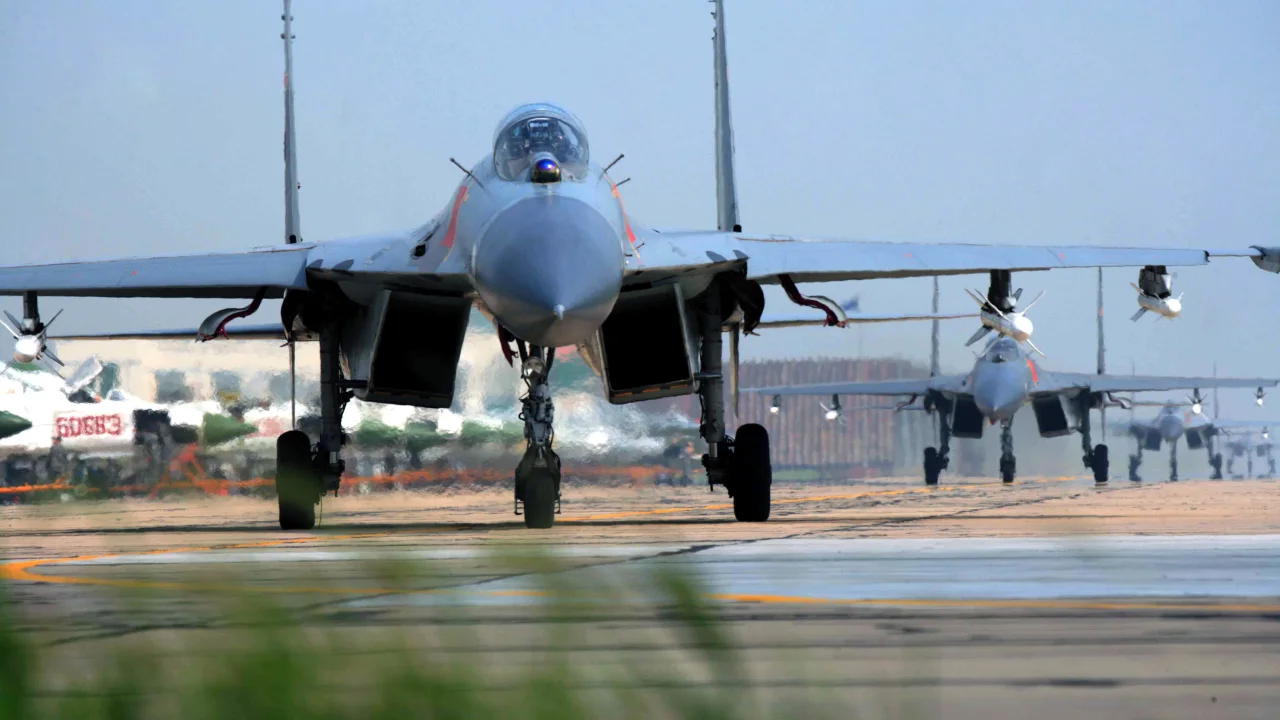 Kina dërgon dhjetëra avionë luftarakë afër Tajvanit si “paralajmërim i ashpër”