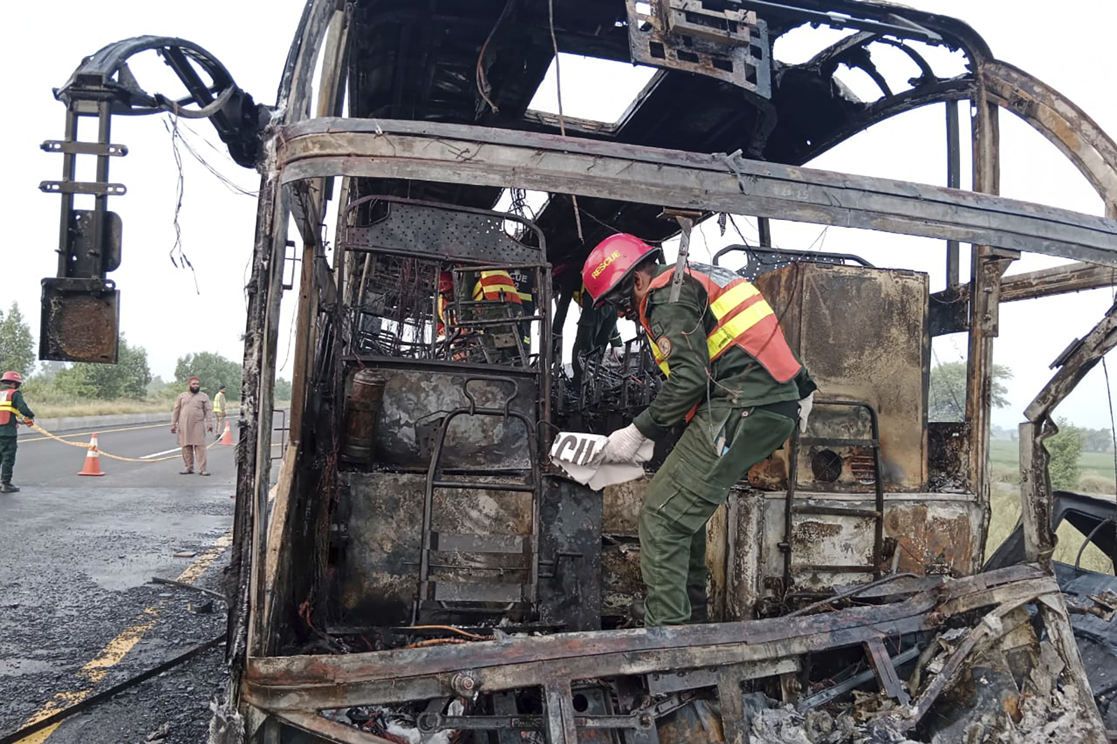Autobusi përplaset me furgon në Pakistan, të paktën 18 të vdekur