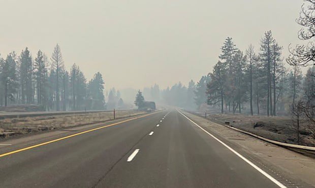 Një i vdekur, 185 struktura të shkatërruara nga zjarri në Washington
