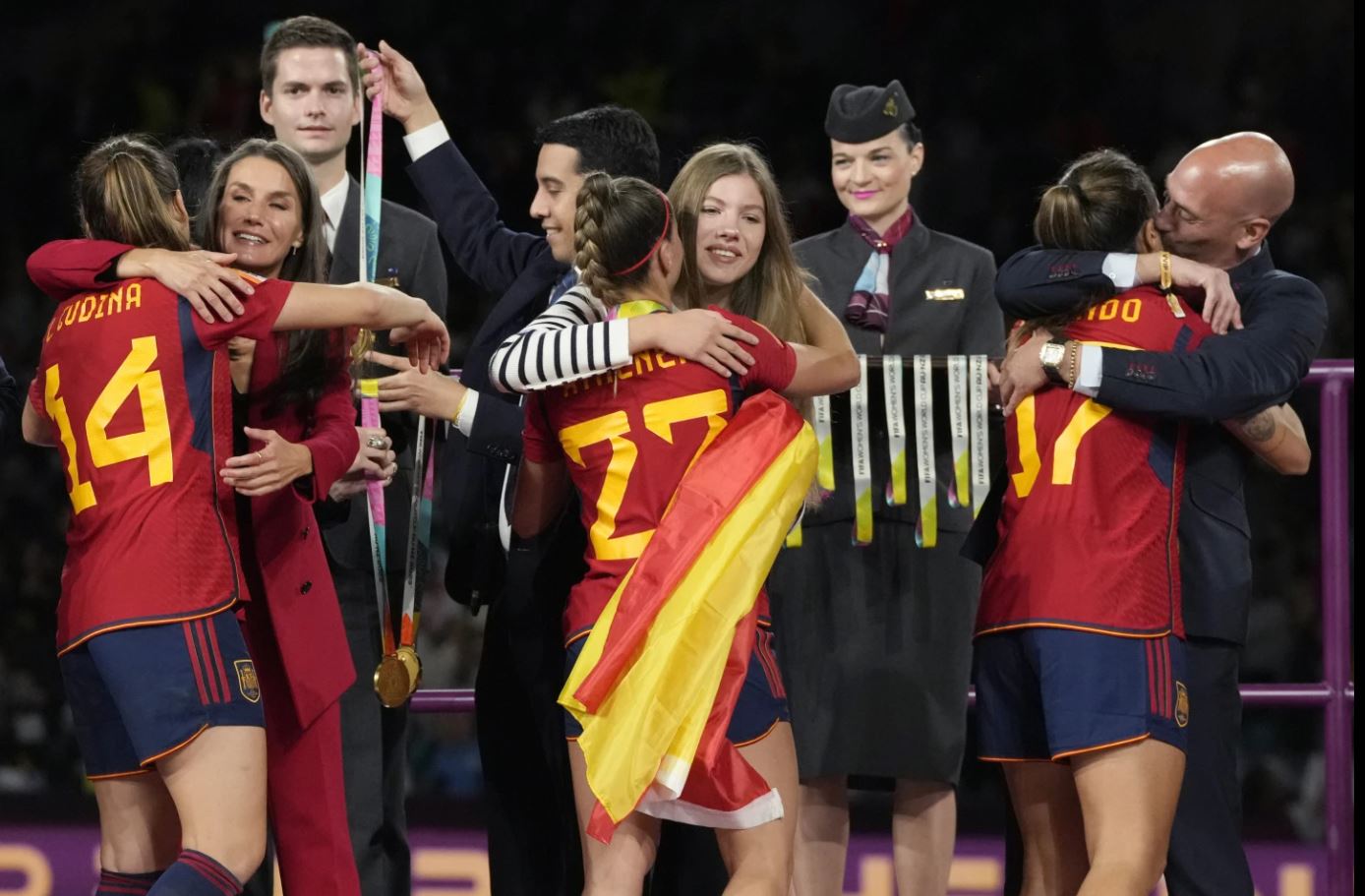 Sjellja e kreut të futbollit spanjoll në finalen e Botërorit nxit reagime të zemëruara