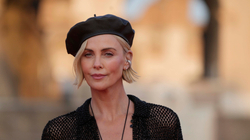 Charlize Theron thotë se s’ka bërë ndërhyrje kirurgjike