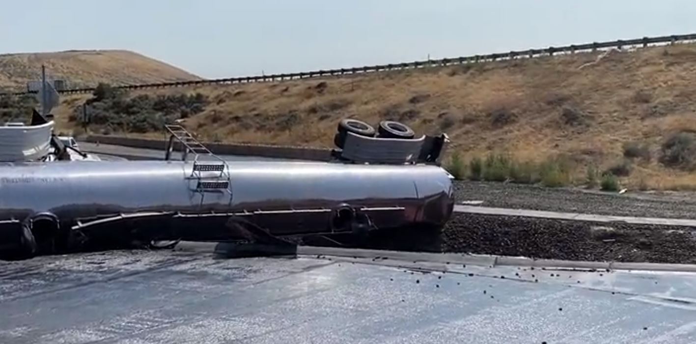 Aksidentohet kamioni që transportonte verë në SHBA, rruga bëhet e kuqe