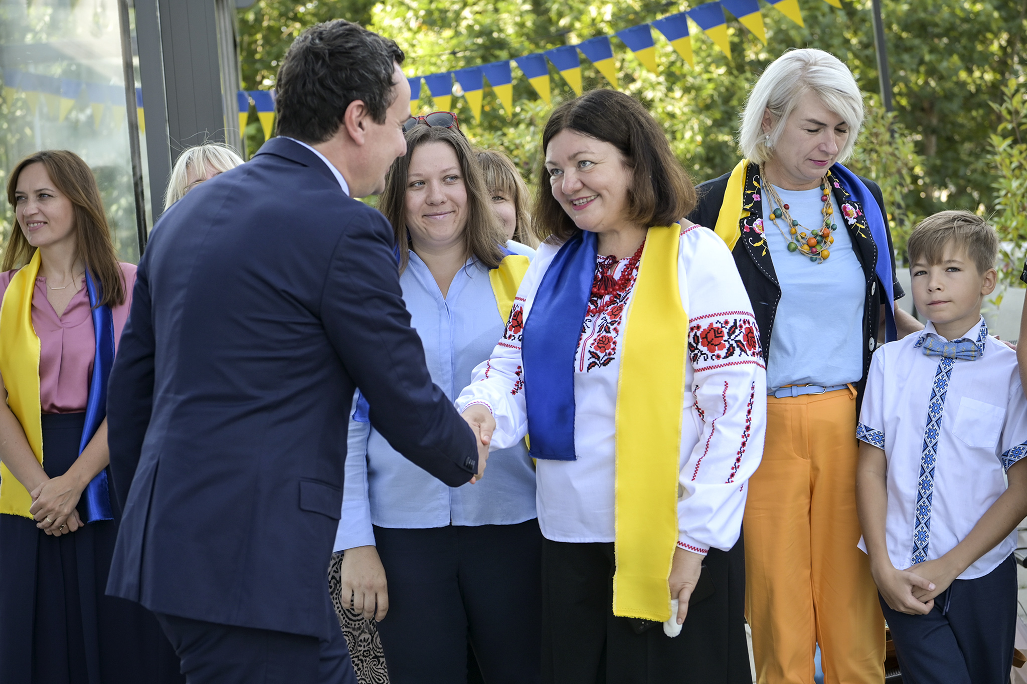 Krerët e shtetit urojnë Ukrainën për Ditën e Pavarësisë, Kurti përmend takimin me Zelenskyn