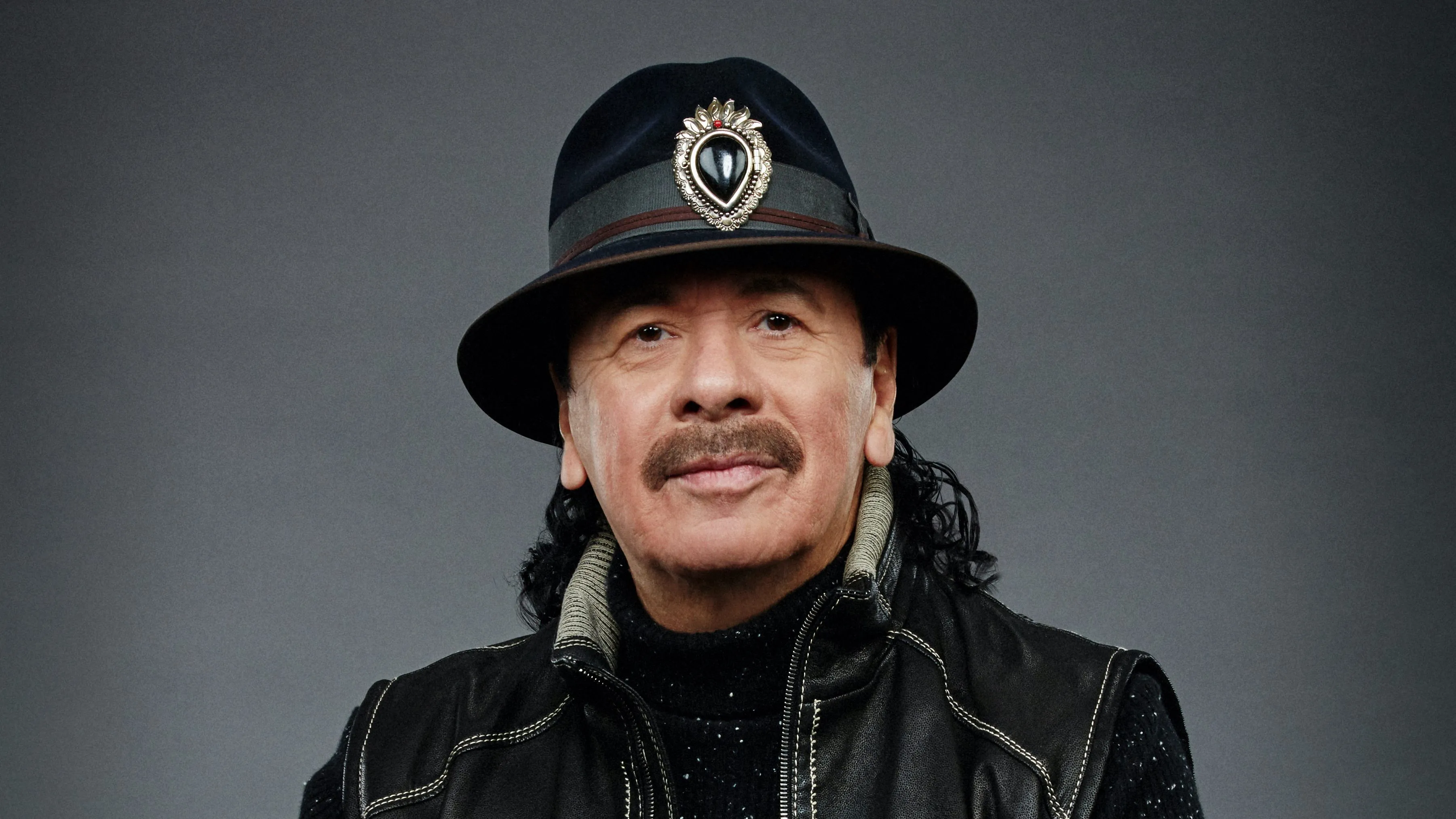 Carlos Santana kërkon falje për komentet e tij kundër transgjinorëve