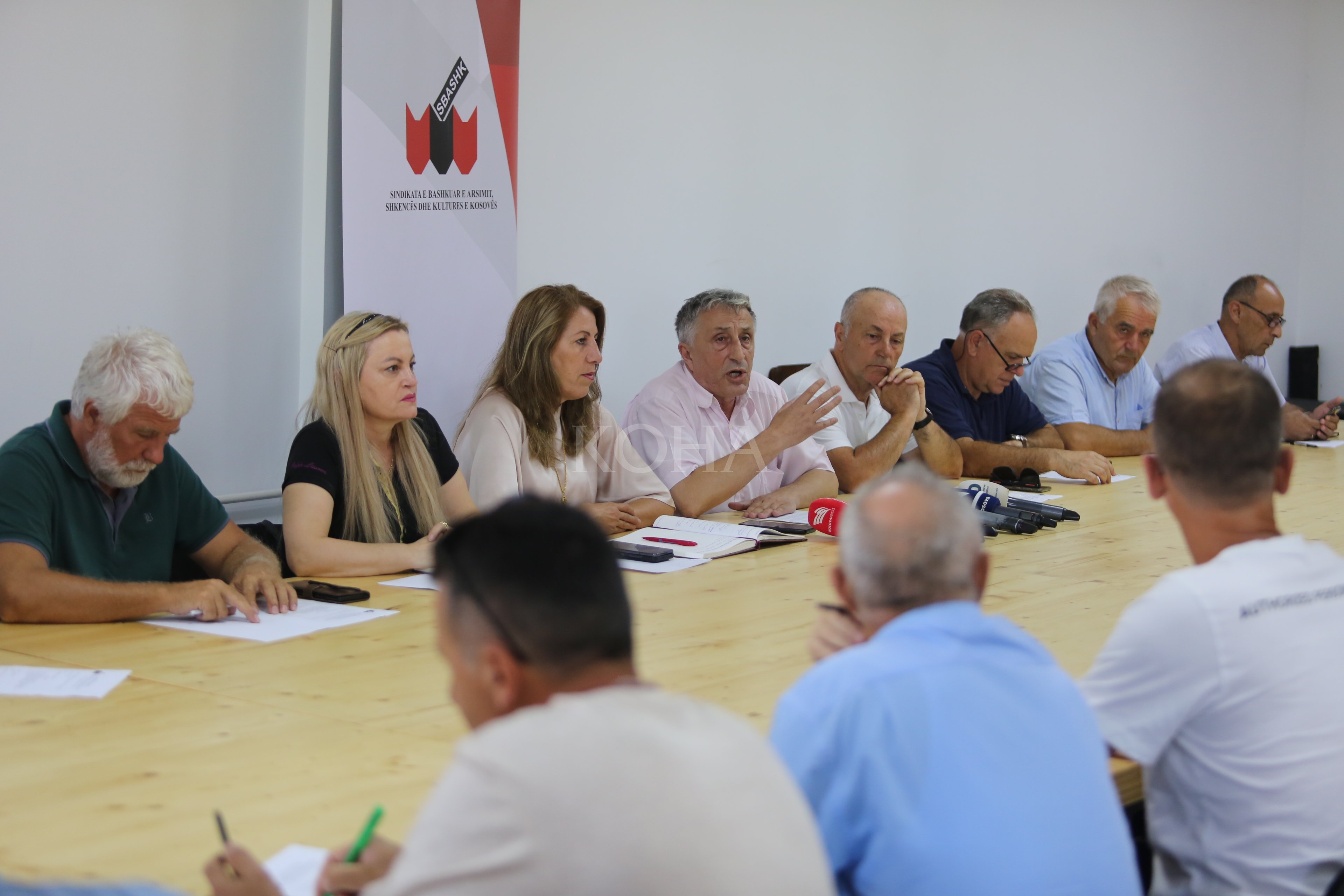 Jasharaj: Viti shkollor do të nisë me telashe, fajin e ka MASHTI me në krye ministren Nagavci