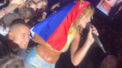 Pamje nga një kënd tjetër, si e mori Rita Ora flamurin serb në koncert