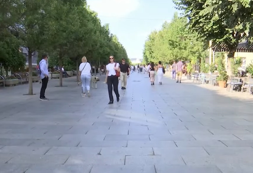 Njohësit e ekonomisë: Rritja e remitencave po vjen edhe nga kosovarët që po e lëshojnë vendin