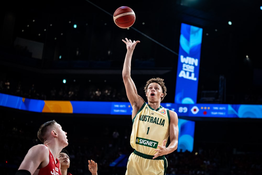 Australia mposht Japoninë dhe kalon tutje