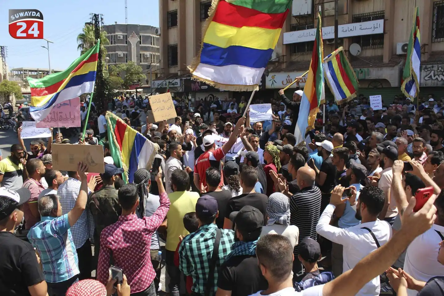 Sirianët kërkojnë me protestë rrëzimin e Qeverisë shkaku “i mjerimit ekonomik”