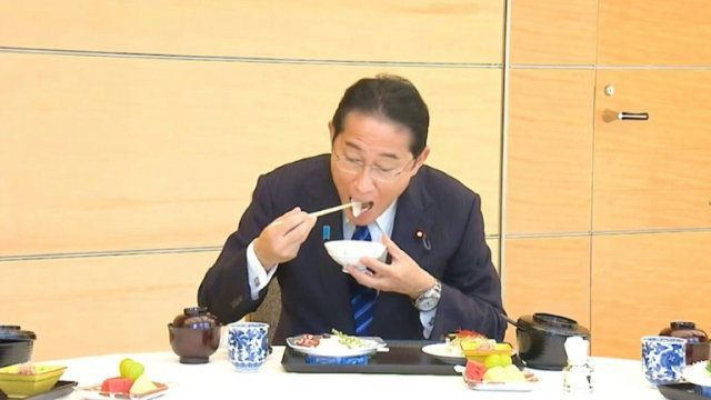 Kryeministri japonez u shtron drekë me peshk nga Fukushima ministrave të tij