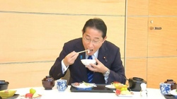 Kryeministri japonez u shtron drekë me peshk nga Fukushima ministrave të tij