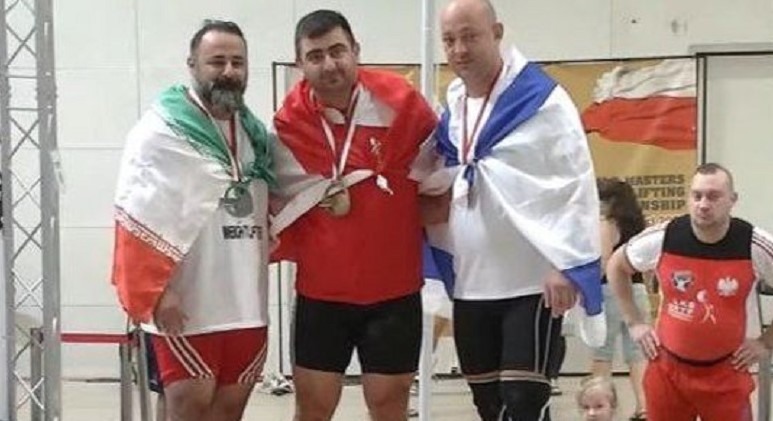 Suspendohet përjetësisht peshëngritësi iranian pasi bëri foto me garuesin izraelit