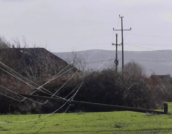 Erërat e forta dëmtojnë shtyllat dhe përçuesit elektrikë, disa qytete pa rrymë