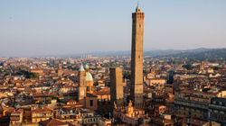 Mbyllet për turistët kulla e vjetër e Bolognas
