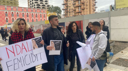 “Ndal femicidit”, protestë edhe në Tiranë për vrasjen e Liridona Ademajt