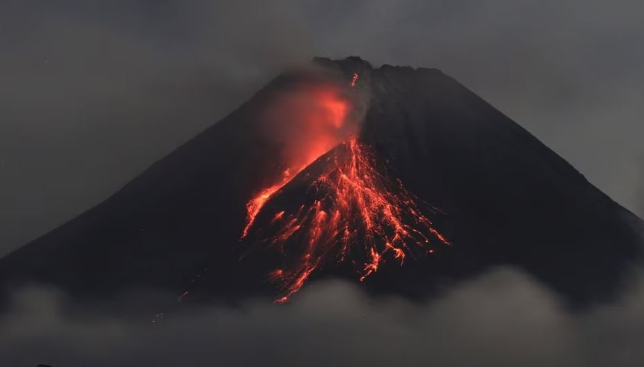 Njëmbëdhjetë alpinistë të vdekur dhe dhjetëra të zhdukur pas shpërthimit të vullkanit në Indonezi