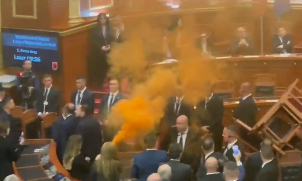 Tym e zjarr brenda Kuvendit të Shqipërisë, mbyllet seanca plenare