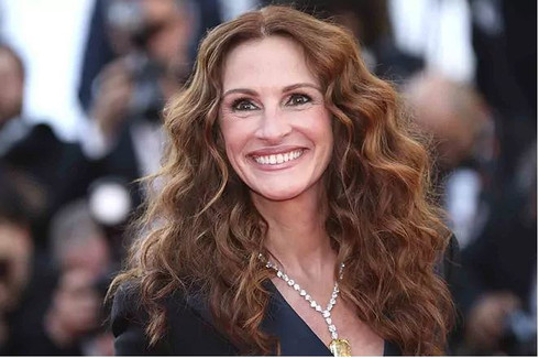 Julia Roberts has a house rule about kids' phones"