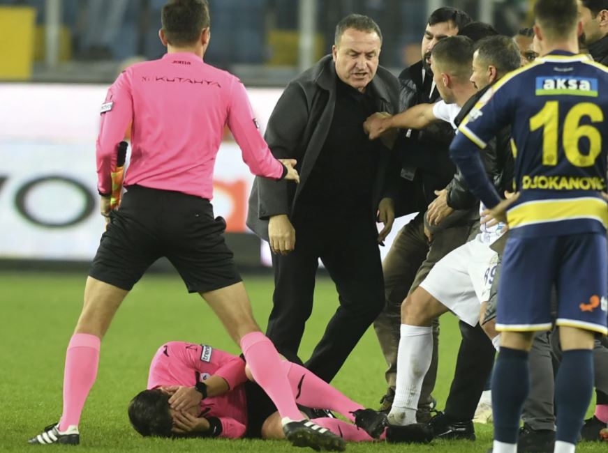 Futbolli turk në krizë të thellë pas sulmit ndaj arbitrit