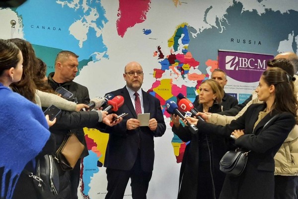 Hovenier: Asociacioni duhet të jetë në përputhje me Kushtetutën e Kosovës