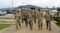Komandanti i KFOR-it shkon në Leposaviq, takon personelin që patrullonte përgjatë vijës kufitare