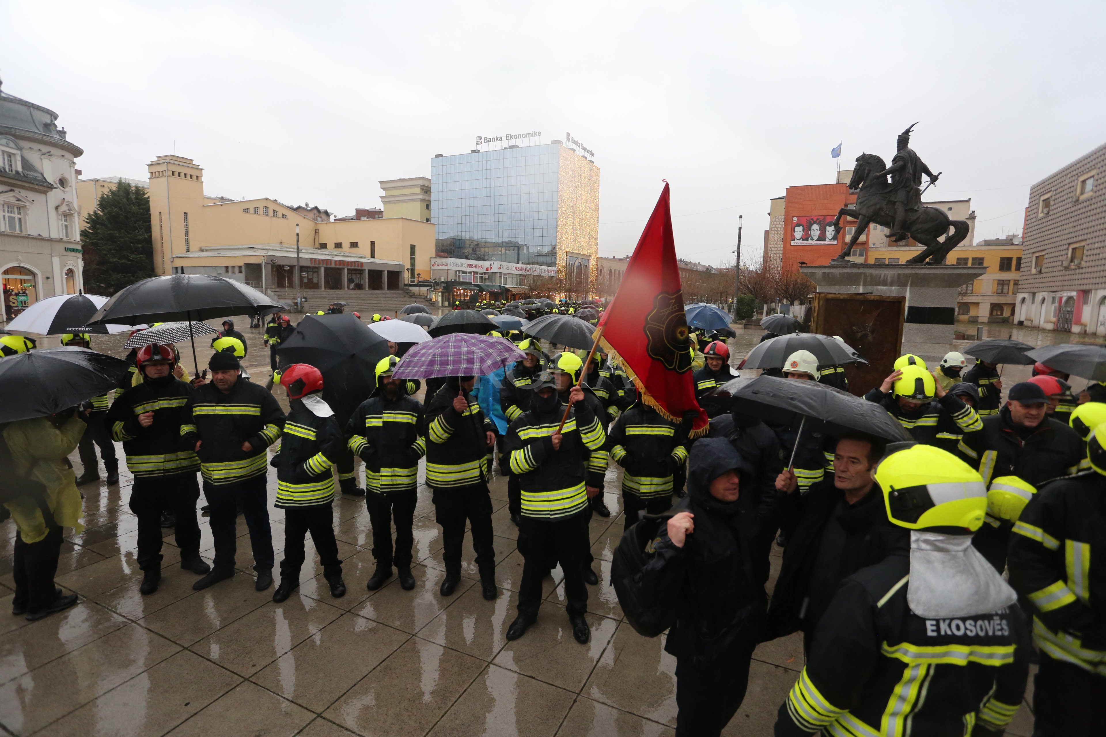 Zjarrfikësit sërish në protestë para Qeverisë, kërkojnë kushte më të mira