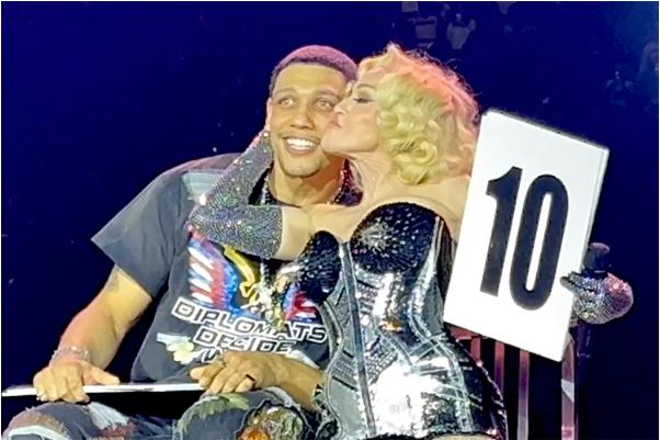 Madonna shoqëroret në skenë nga i dashuri