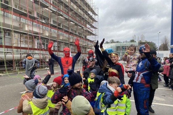 Superheronjtë sjellin buzëqeshje te fëmijët në Pediatri