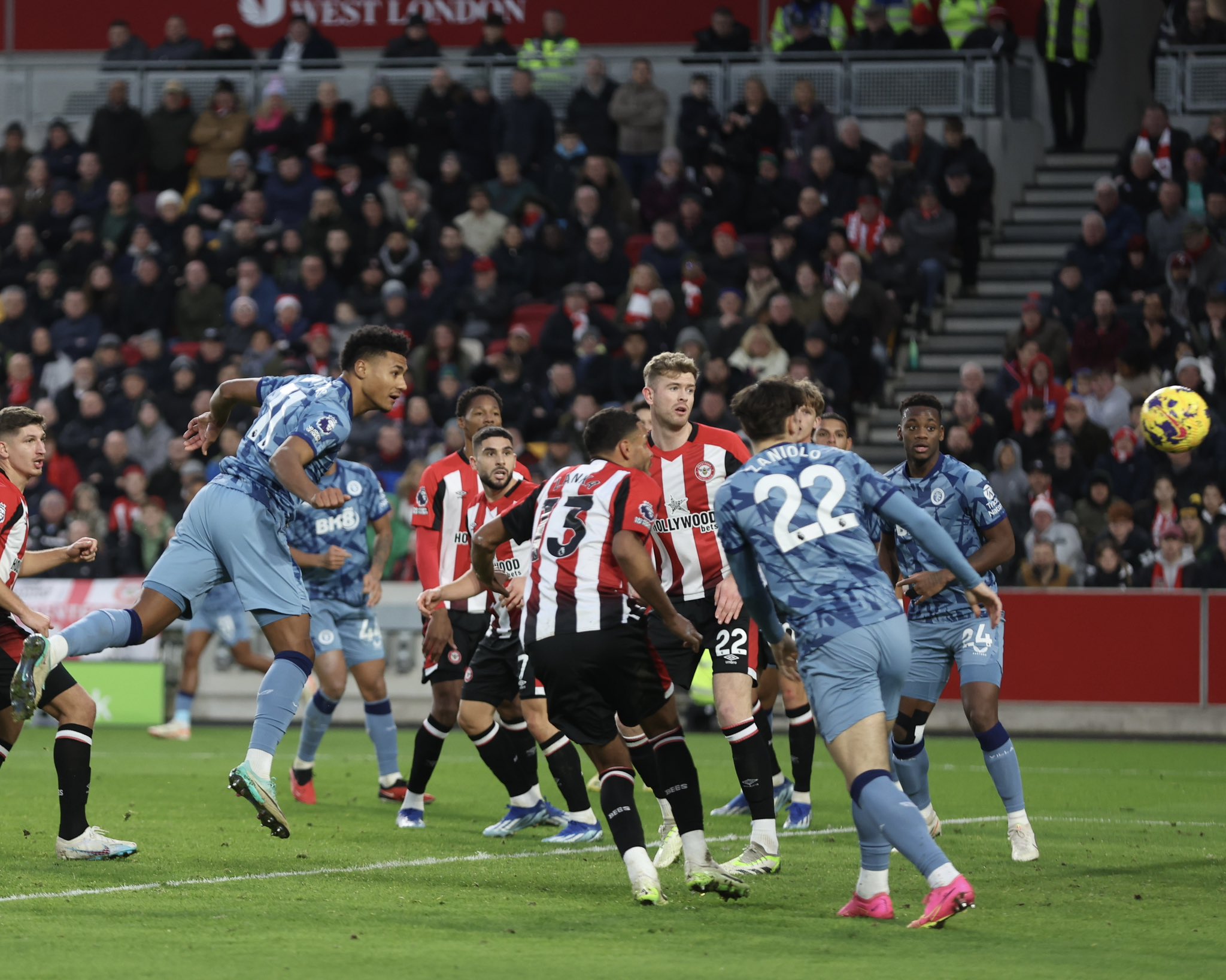 Aston Villa vazhdon me fitore në Premier League