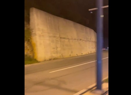 Hiqet baneri “Kur ushtria të kthehet në Kosovë”, që ishte vendosur në Budvë