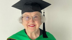 90-vjeçarja diplomon në master