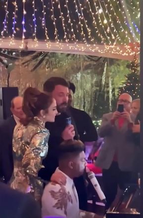 Jennifer Lopez dhe Ben Affleck mbledhin miqtë për festë në shtëpinë e tyre