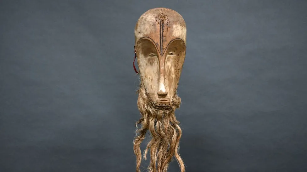 Çifti francez humb rastin për maskën e rrallë afrikane me vlerë milionëshe